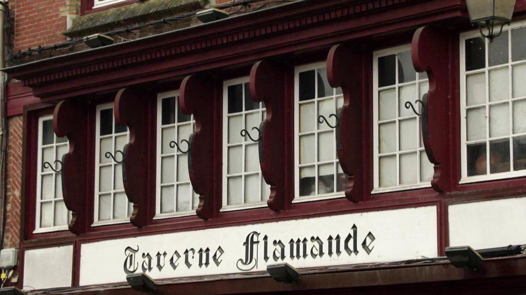 Dans les Flandres, les habitants tentent de sauver leur culture
Le flamand occidental n'est plus parlé aujourd'hui que par 40 000 Français. Beaucoup de Flamands français tentent de se reconnecter à leur héritage familial, par la langue et la gastronomie. Rencontre avec ceux qui font vivre la culture flamande.