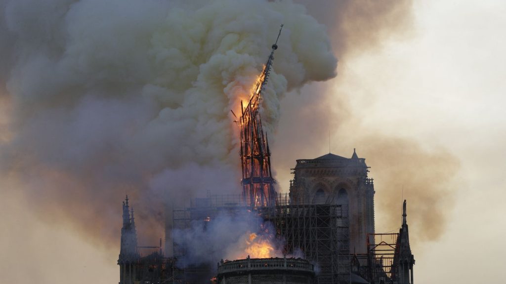"Ils ont sauvé Notre-Dame" (1/6) : Les premiers sauveurs
Le 15 avril 2019, vers 18h20, un incendie se déclare dans la cathédrale Notre-Dame. Il s’achèvera 15 heures plus tard, après avoir emporté sa flèche, sa charpente et son toit. Arrivés vers 19 heures, les pompiers de Paris se lancent dans un sauvetage dont ils ne soupçonnent pas l’ampleur.