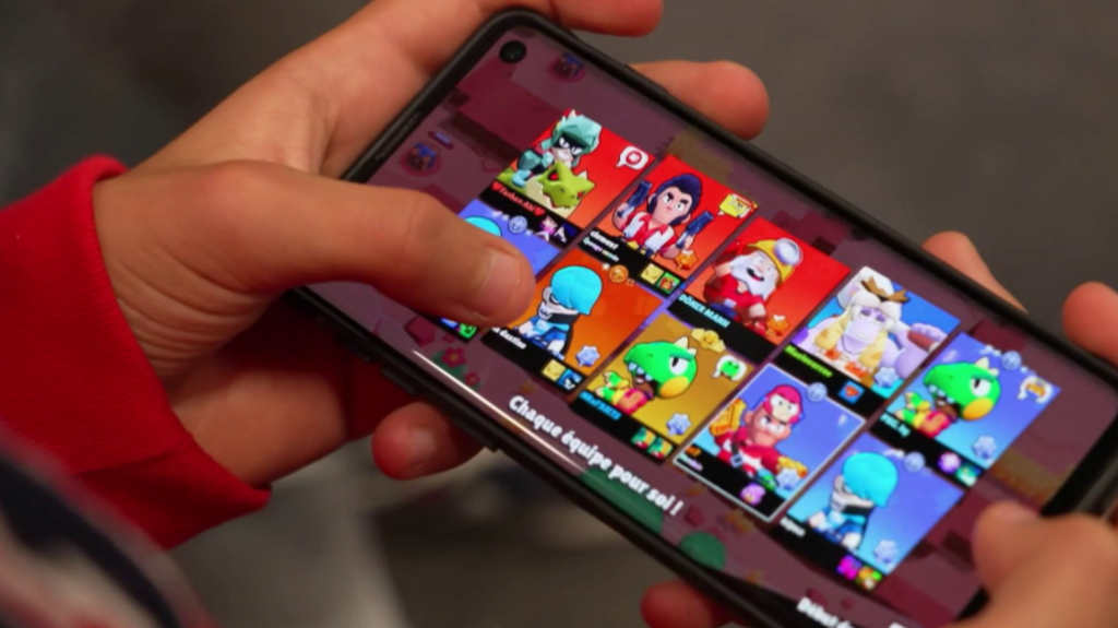 Jeux vidéo : le smartphone, première console des Français
Le marché du jeu vidéo pèse 6 milliards d'euros. Toutes générations confondues, ce sont les jeux sur smartphone qui boostent l'industrie. 56 % des Français privilégient leur téléphone pour jouer.
