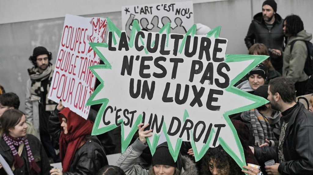 Baisse drastique du budget culturel des Pays de la Loire : "Un désengagement politique à tous les niveaux", dénonce le Syndeac
Christelle Morançais, la présidente du conseil régional a annoncé vouloir diminuer le budget culturel de plus de 70% et faire 100 millions d'économies. "Nous sommes un service public", répond le Syndicat national des entreprises artistiques et culturelles à l'élue Horizons qui encourage le secteur à se réinventer.