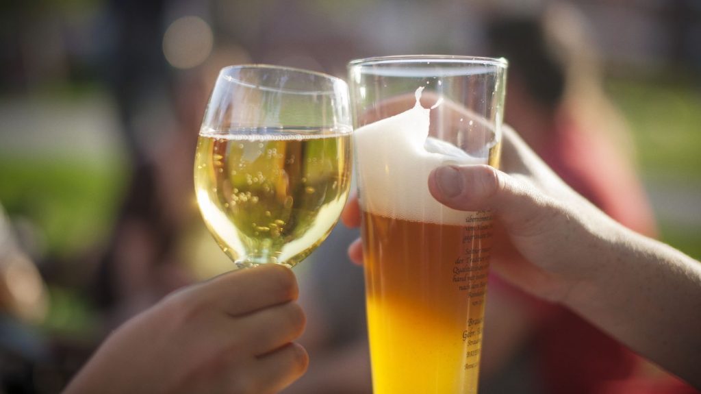 :
Vrai ou faux
Le vin est-il vraiment beaucoup moins taxé que la bière, en France ?
Selon la sénatrice écologiste de Paris Anne Souyris, "un verre de vin standard à 12,5 degrés est taxé 0.4 centimes, contre 10 centimes pour une bière". L'illustration, dit-elle, du pouvoir du "lobby du vin".