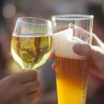 :
Vrai ou faux
Le vin est-il vraiment beaucoup moins taxé que la bière, en France ?
Selon la sénatrice écologiste de Paris Anne Souyris, "un verre de vin standard à 12,5 degrés est taxé 0.4 centimes, contre 10 centimes pour une bière". L'illustration, dit-elle, du pouvoir du "lobby du vin".