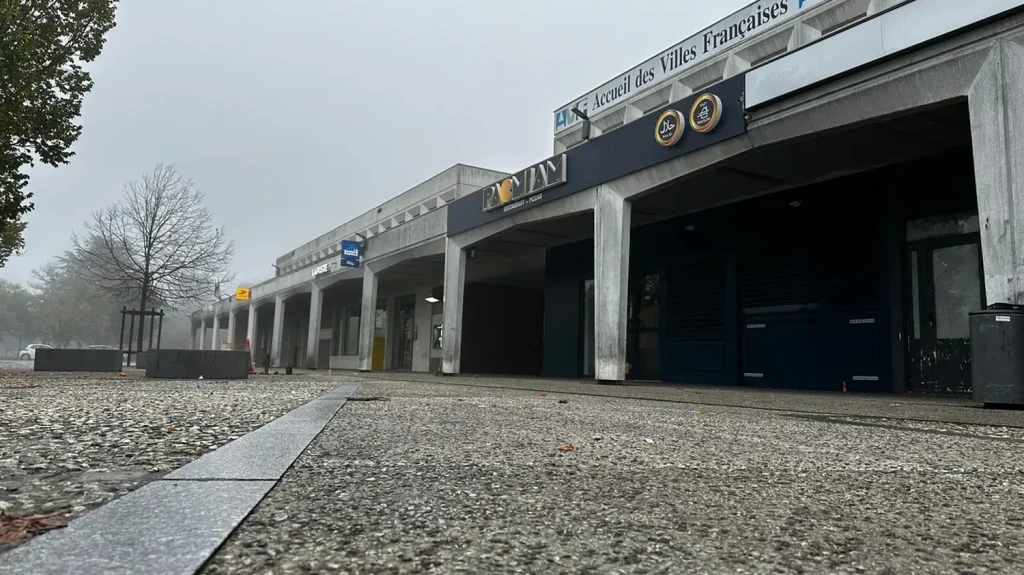Fusillade à Poitiers : "J'ai entendu des coups de feu en rafales et j'ai vu le jeune homme allongé", témoigne un commerçant
Au micro de France Bleu Poitou, le gérant du snack près duquel s'est déroulé le drame assure que le mineur de 15 ans grièvement blessé "est un jeune qui n'a aucune histoire, ni lui, ni sa famille".