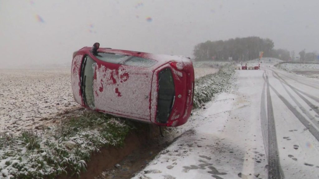 Tempête Caetano : des dizaines d'accidents dans l'ouest de la France
La tempête de neige qui a déferlé sur la France a surpris de nombreux habitants malgré les alertes. Dans l'Orne, jeudi 21 novembre, de nombreux accidents ont eu lieu.