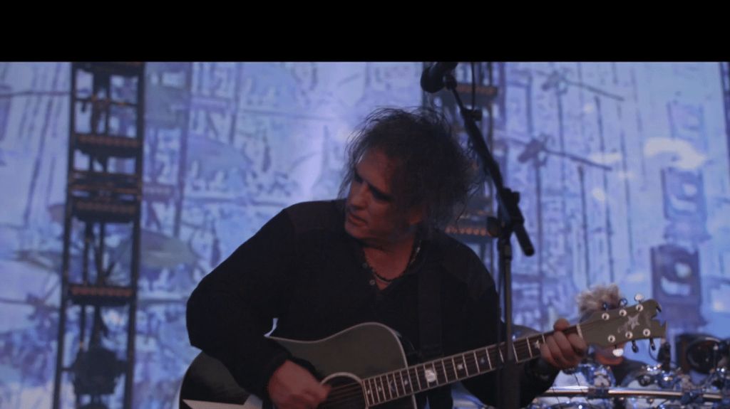 The Cure : 16 ans après, le groupe est de retour avec un nouvel album
Le groupe mythique des années 80, The Cure, revient après 16 ans d'absence. Leur nouvel album ne déroge pas au ton employé à l’époque pour le plus grand bonheur des passionnés.