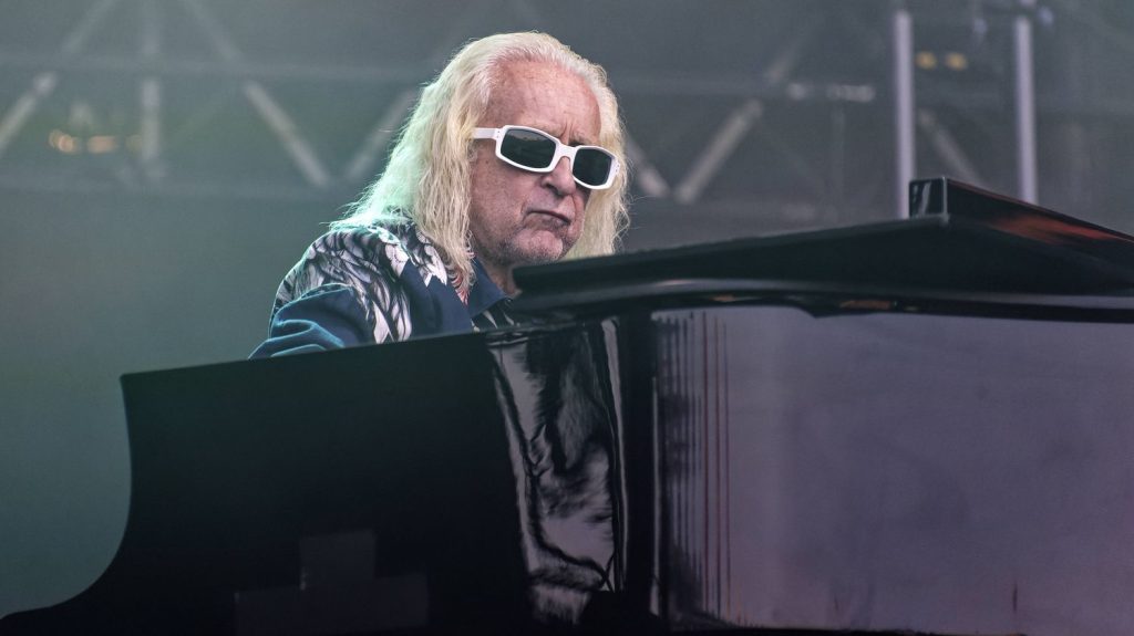 Michel Polnareff sort un nouveau single, "Sexcetera", et annonce sa "Derrière tournée"
Sa tournée, prévue en 2025, débutera en France par l'incontournable Printemps de Bourges.