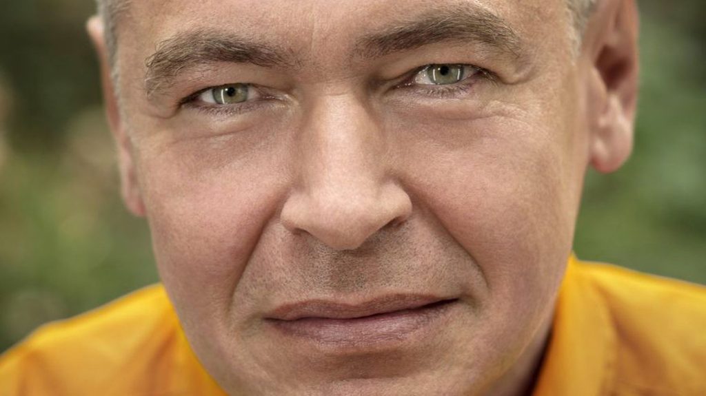 Le pianiste de légende Ivo Pogorelich entame à la Philharmonie de Paris une tournée française exceptionnelle
Le soliste croate donnait hier soir le premier concert de sa tournée en France. Un récital Chopin, Sibelius et Schubert tout en précision et en délicatesse. Nous avons eu la chance de l'accompagner pendant toute sa journée de préparation, millimétrée, jusqu'au récital. Reportage.