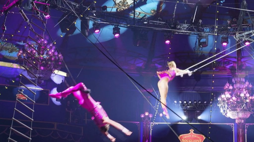 Cirque d’hiver : la vertigineuse histoire des trapézistes volants
La troupe des Flying Tabares a repris du service avec son nouveau spectacle au cirque d'hiver à Paris, une représentation vertigineuse avec un numéro de trapéziste exceptionnel.