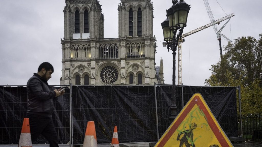 Notre-Dame de Paris : pourquoi il faut s'attendre à voir les travaux se poursuivre après la réouverture de la cathédrale au public
Notre-Dame s'apprête à rouvrir ses portes, mais plusieurs chantiers sont encore à prévoir dans les mois à venir.
