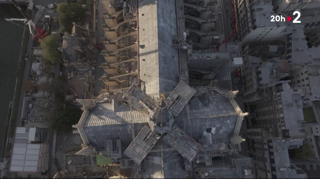 Notre-Dame : des vestiges pour percer les mystères de la cathédrale
À deux semaines de la réouverture de Notre-Dame, les vestiges de la cathédrale incendiée en avril 2019 sont très nombreux. Plus qu’un simple trésor du patrimoine français, ils ont été une mine d’information pour les historiens et les scientifiques lors de la restauration de Notre-Dame.