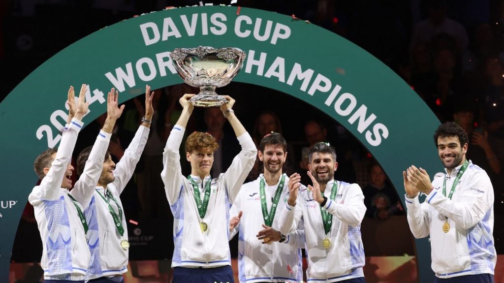 Coupe Davis : l'Italie conserve son titre, année de rêve pour le tennis transalpin
Les Transalpins ont remporté la troisième Coupe Davis de leur histoire, la deuxième de rang. Une victoire qui a suivi celle des femmes en BJK Cup.