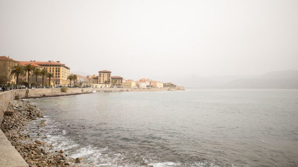 La Corse placée en vigilance orange "vent" à partir de mercredi à 8 heures
Des rafales allant jusqu'à 180 km/h sont notamment attendues sur le Cap Corse.