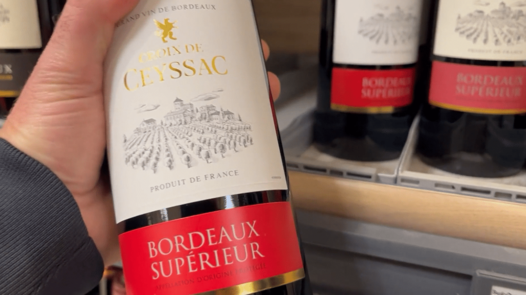 Vins : pourquoi des bouteilles sont-elles vendues à moins de 2 euros ?
Plusieurs bouteilles de Côtes du Rhône et de Bordeaux sont vendues à moins de 2 euros chez Lidl, alors qu'elles ont le label d'appellation protégée, ce qui engendre la colère chez les viticulteurs. Le patron du discounter pointe les pratiques des négociants. Qu'en est-il ?