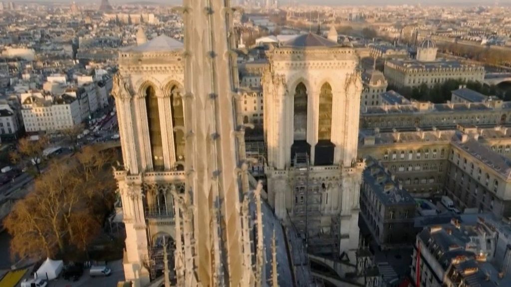Notre-Dame de Paris : Emmanuel Macron effectue sa dernière visite de chantier de la cathédrale
Emmanuel Macron s’est rendu à Notre-Dame de Paris une dernière fois avant sa réouverture. La cathédrale a retrouvé toutes ses belles couleurs.