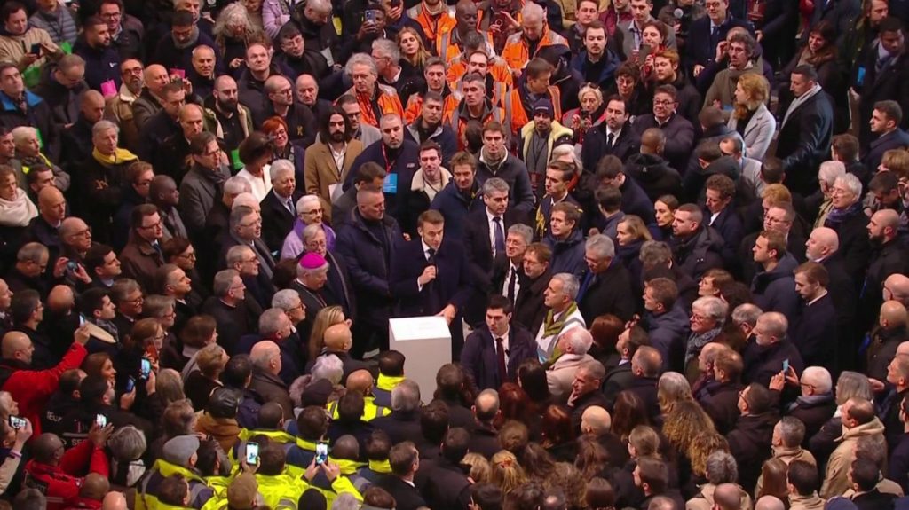 Réouverture de Notre-Dame de Paris : une visite politique et symbolique pour Emmanuel Macron
À quelques jours de la réouverture de la cathédrale au public, Emmanuel Macron a visité en avant-première Notre-Dame de Paris ce vendredi 29 novembre.