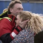 "La Vallée des fous" : Xavier Beauvois invite Jean-Paul Rouve et Pierre Richard à faire un surprenant Vendée Globe dans un jardin
Le nouveau film de Xavier Beauvois est un pari fou, à l'image de celui que se lance son héros : faire le tour du monde à la voile en solitaire en mode virtuel.