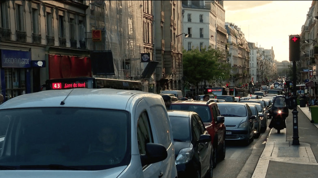 Paris : une zone à trafic limité va bientôt voir le jour
À Paris, quatre arrondissements sur la rive droite de la seine seront placés en zone à trafic limité. Tout véhicule motorisé sera interdit à quelques exceptions dans ces zones. L’objectif est d’inciter les gens à se déplacer à vélo ou à prendre les transports en commun.