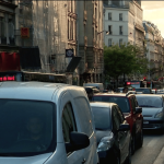Paris : une zone à trafic limité va bientôt voir le jour
À Paris, quatre arrondissements sur la rive droite de la seine seront placés en zone à trafic limité. Tout véhicule motorisé sera interdit à quelques exceptions dans ces zones. L’objectif est d’inciter les gens à se déplacer à vélo ou à prendre les transports en commun.