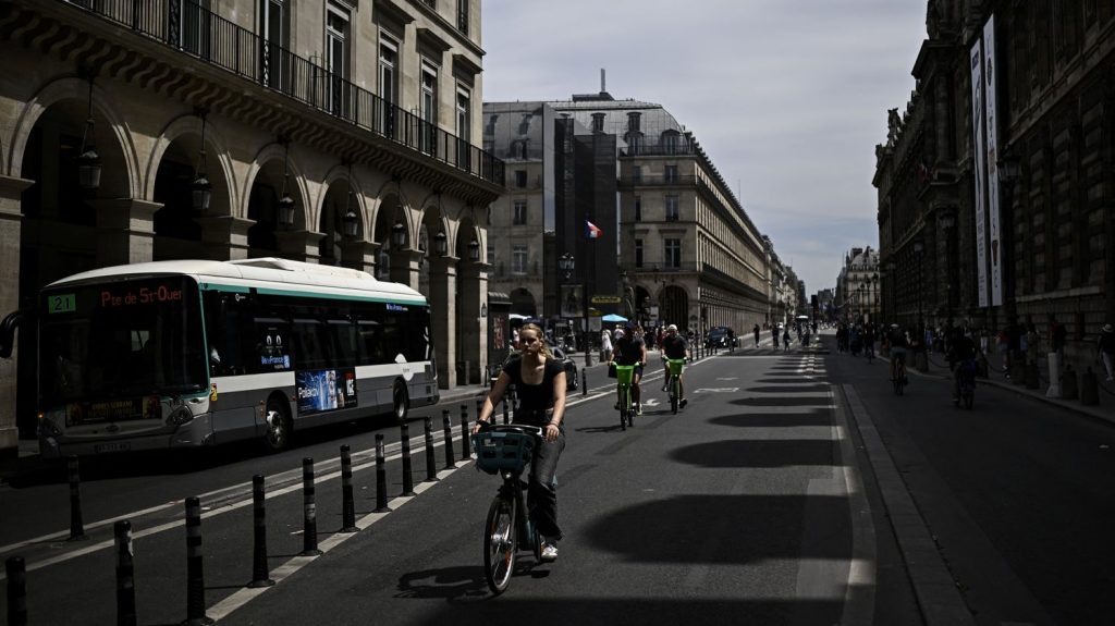 :
Reportage
"Parfait" ou "compliqué" : premières réactions à l'instauration d'une zone à trafic limité dans le centre de Paris
Avec cette nouvelle règle, la mairie de Paris veut réduire la circulation pour faire baisser le bruit et la pollution.