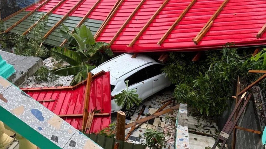 Mayotte dévastée par le cyclone Chido
Le centre opérationnel départemental de Mayotte annonçait ce dimanche matin, après le passage du cyclone Chido, qu'au moins onze décès avaient été enregistrés, et que la totalité de l'habitat précaire, tous les bidonvilles, avait été rasée. Le bilan humain risque d'être très lourd.