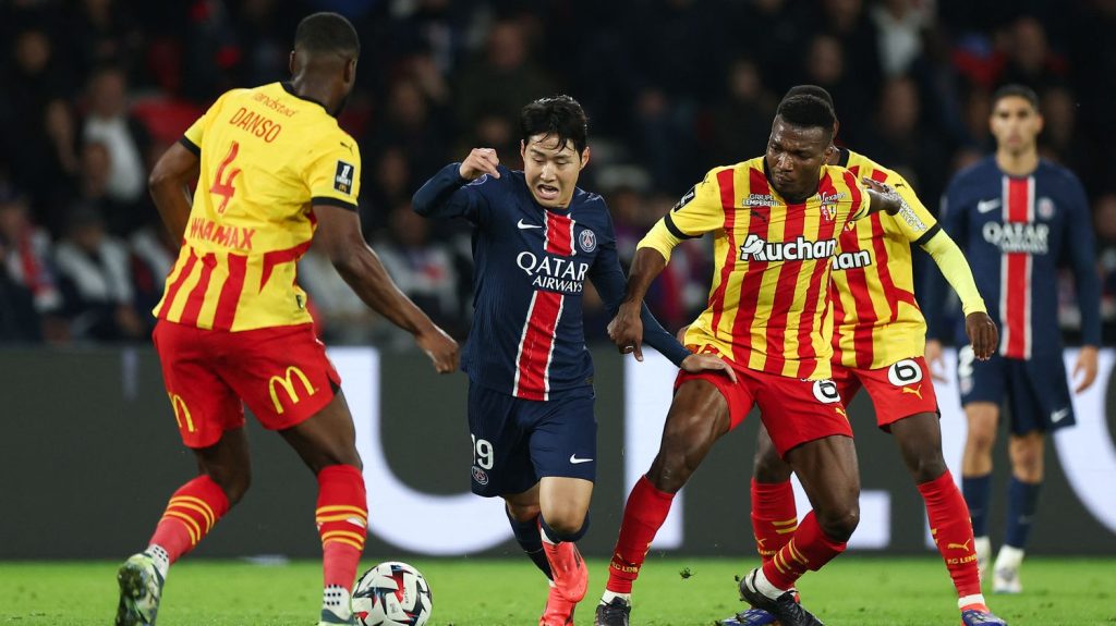 Coupe de France : des chocs Lens-PSG et Saint-Etienne-Marseille au menu des 32es de finale
Les tenants du titre parisiens se déplaceront sur la pelouse du mythique stade Bollaert alors que les Verts recevront l'OM deux semaines seulement après les avoir accueillis à Geoffroy-Guichard à l'occasion de la 14e journée de Ligue 1.