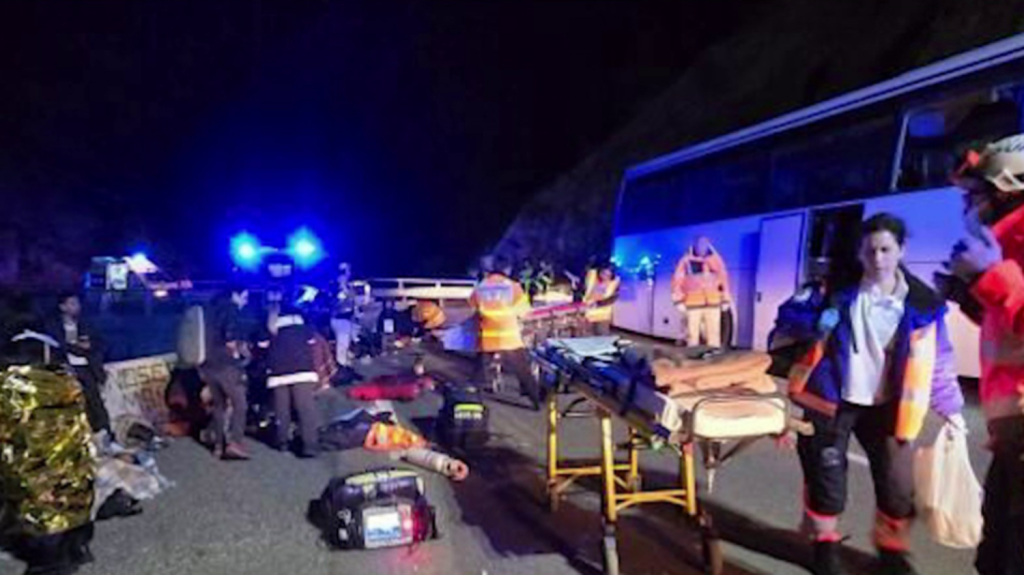 Pyrénées-Orientales : au moins deux personnes sont décédées dans un accident de car
Un accident de car dans les Pyrénées-Orientales a fait au moins deux morts et sept blessés en urgence absolue, dimanche 1er décembre. Huit autres blessés sont en urgence relative.