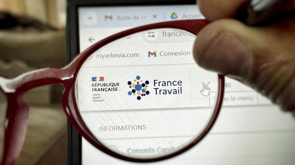 Assurance chômage : l'accord trouvé entre patrons et syndicats "va être agréé", sans la mesure sur les transfrontaliers, indique le ministère du Travail
Si les séniors vont devoir attendre plus longtemps pour avoir droit à une indemnisation plus longue, la baisse des indemnisations des transfrontaliers est en revanche abandonnée pour des raisons juridiques. Le système représente un surcoût d'environ 800 millions d'euros par an pour l'assurance chômage.