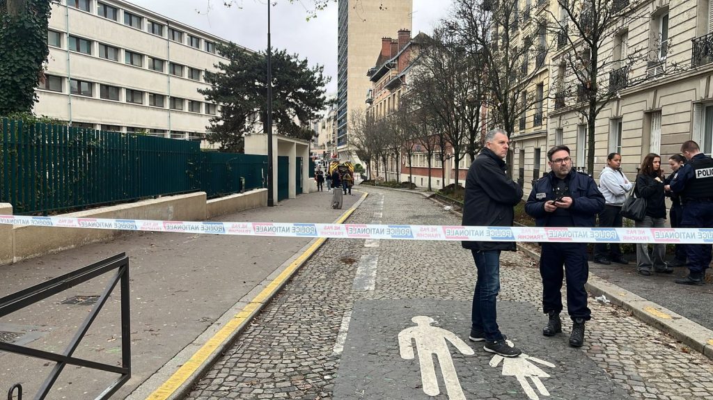 Un mineur de 16 ans mort poignardé à proximité du lycée Rodin à Paris
Les faits se sont déroulés vers 8 heures mardi matin dans le 13e arrondissement.