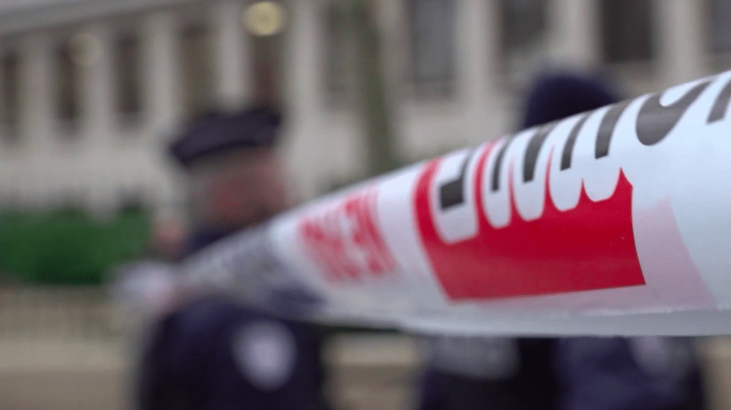 Rixe à Paris : un adolescent tué dans le 13e arrondissement
Un adolescent de 16 ans est mort lors d'une rixe entre bandes rivales près d'un lycée à Paris, mardi 17 décembre. La victime a succombé à un coup de couteau.