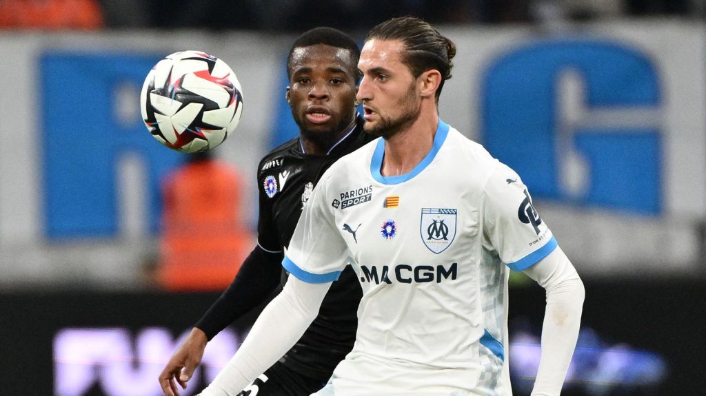 Ligue 1 : revenu très fort avec les Bleus face à l’Italie, Adrien Rabiot porte les espoirs de l’OM malgré des débuts décevants
C'est le "choc" de la soirée : qui sera dimanche soir le dauphin du PSG, l'OM ou l'AS Monaco ? Les deux prétendants s'affrontent en clôture de la 13e journée. L'OM est sur le podium mais est en perte de vitesse. Les Marseillais comptent beaucoup sur leur recrue star au milieu de terrain, Adrien Rabiot, qui n'a pas encore montré son meilleur visage du côté du Vélodrome