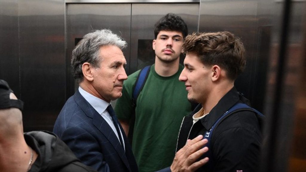 Rugbymen français accusés de viol en Argentine : la justice abandonne les poursuites contre Hugo Auradou et Oscar Jegou, la défense fait appel
Depuis début juillet, les deux joueurs étaient inculpés pour viol aggravé en Argentine, après une nuit dans un hôtel de Mendoza en marge d'une tournée du XV de France.