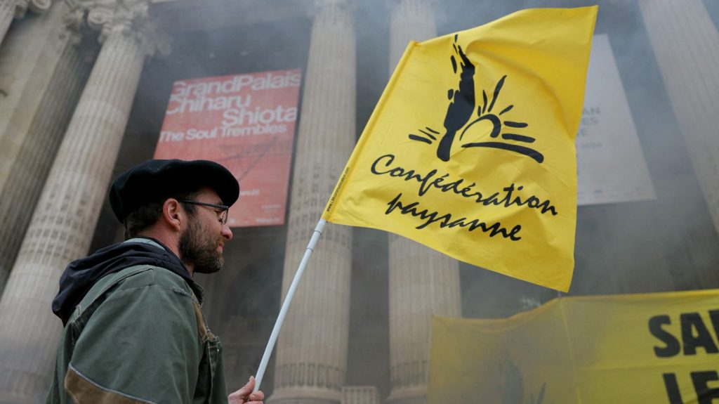 Crise agricole : cinq agriculteurs de la Confédération paysanne qui manifestaient à Paris devant le Grand Palais placés en garde à vue
Quatre hommes et une femme ont été interpellés. Une délégation d'agriculteurs se rend au commissariat du 5e arrondissement de Paris.