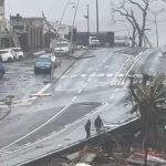 :
Vidéo
"Je n'ai plus de maison !" : le cyclone Chido fait d'importants dégâts à Mayotte, toujours en alerte rouge
Plusieurs habitants ont partagé des images impressionnantes des toits arrachés par les vents extrêmement violents.