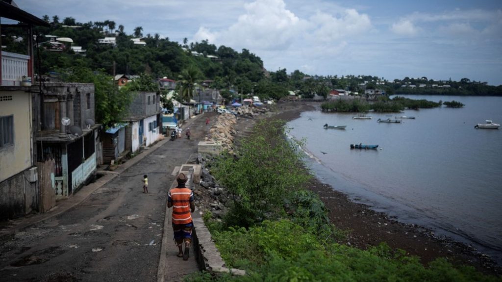 Cyclone Chido : Mayotte placée en alerte violette face aux intempéries, le plus haut niveau
Pour le président du conseil départemental de l'archipel, "Mayotte n'a jamais connu une telle situation". La population tout comme les services de secours sont soumis à un confinement strict.