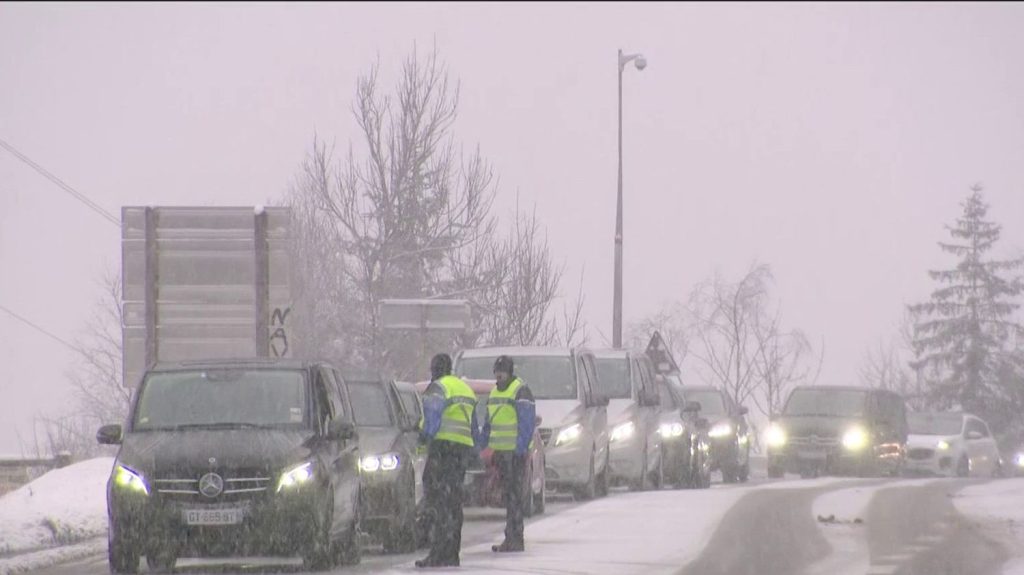 Alpes du Nord : neige abondante et risque de verglas
Dans les Alpes du Nord, la neige tombe en abondance. La vigilance est alors de mise et les équipements sont de sortie pour les automobilistes se rendant en montagne.