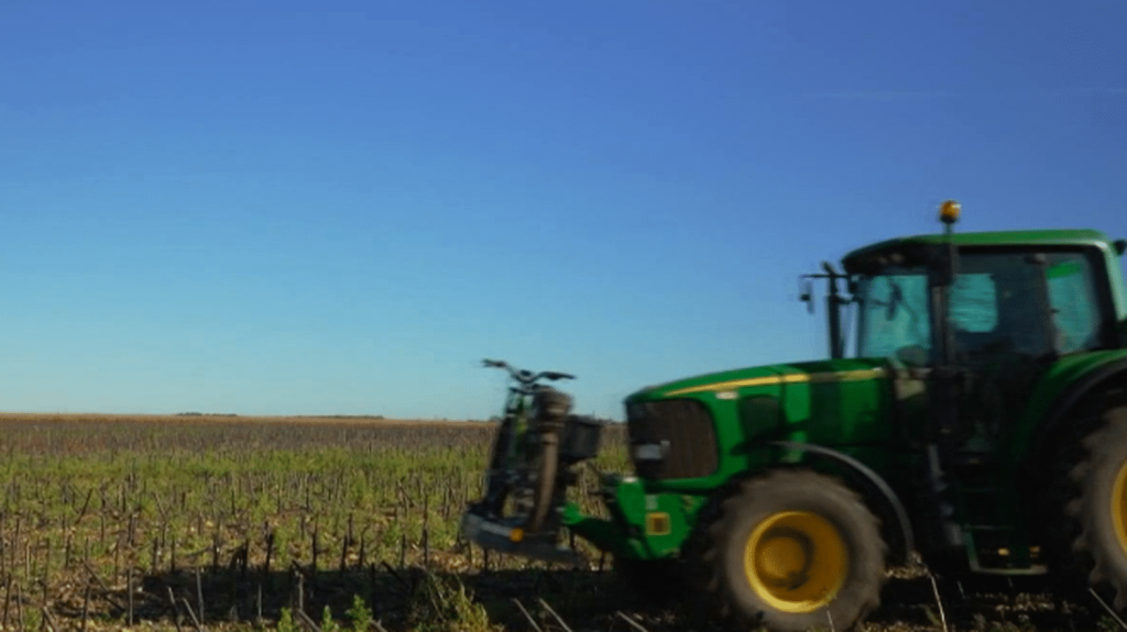 Mobilité : deux Vendéens proposent une alternative verte à certains déplacements en tracteur
Comment se déplacer de la ferme aux champs de façon pratique, écologique et économique ? En Vendée, deux fils d'agriculteurs ont inventé un porte-vélo adapté à tous les tracteurs.