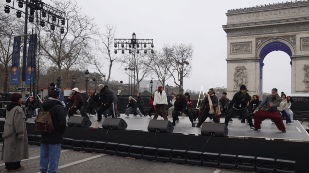 Réveillon du Nouvel An : à Paris, les artistes bouclent leurs dernières répétitions
Dans quelques heures, vous ferez peut-être partie du million de personnes attendues sur les Champs-Élysées pour le passage de la nouvelle année. De nombreux artistes seront au rendez-vous pour revivre les grands moments de 2024 et lancer 2025.
