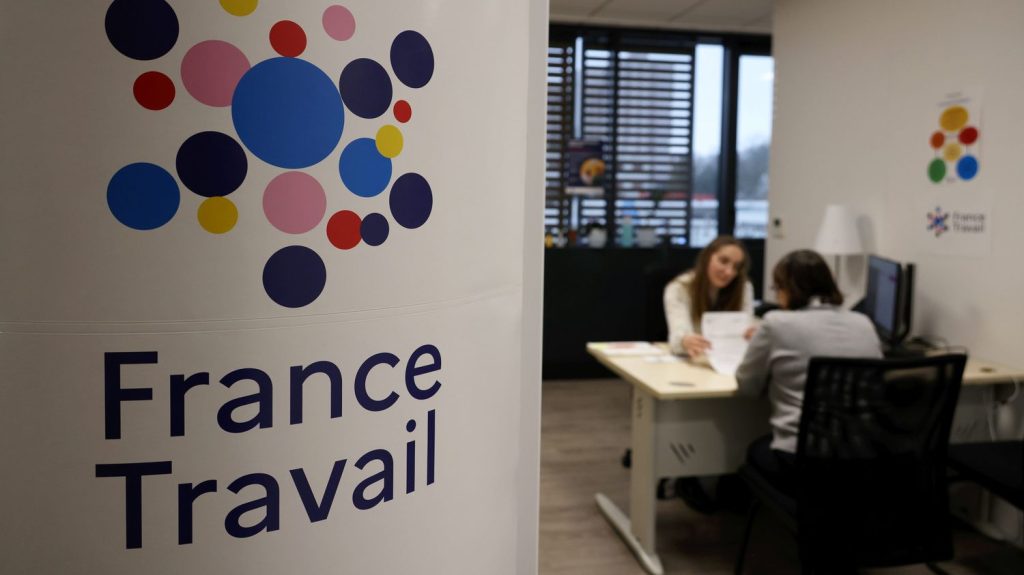 Le gouvernement valide l'accord sur l'assurance-chômage conclu par les partenaires sociaux
Ce compromis trouvé par les syndicats et le patronat prévoit notamment de relever de deux ans, dès janvier, les bornes d'âge à partir desquelles les chômeurs seniors bénéficient d'une durée d'indemnisation plus longue.