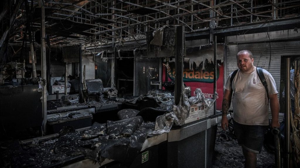 Outre-mer : après une succession de manifestations violentes, les assureurs retirent le risque "émeutes" des contrats pour les entreprises
Plusieurs compagnies d'assurance ont annoncé qu'elles cesseraient de prendre de nouveaux contrats dans ces territoires.