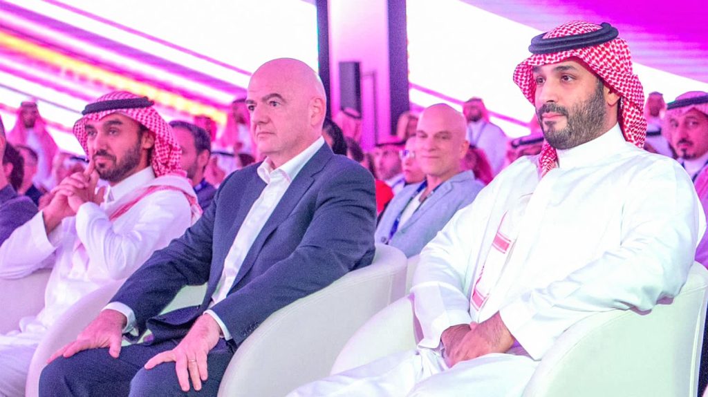 Coupe du monde 2034 en Arabie saoudite : "Ce n'est pas que pour lisser l'image, c'est aussi un outil économique", analyse un expert en géopolitique
Chercheur associé à l’Institut de relations internationales et stratégiques (IRIS), David Rigoulet-Roze estime que l'attribution de la Coupe du monde 2034 à l'Arabie saoudite fait entrer le pays dans une nouvelle dimension.