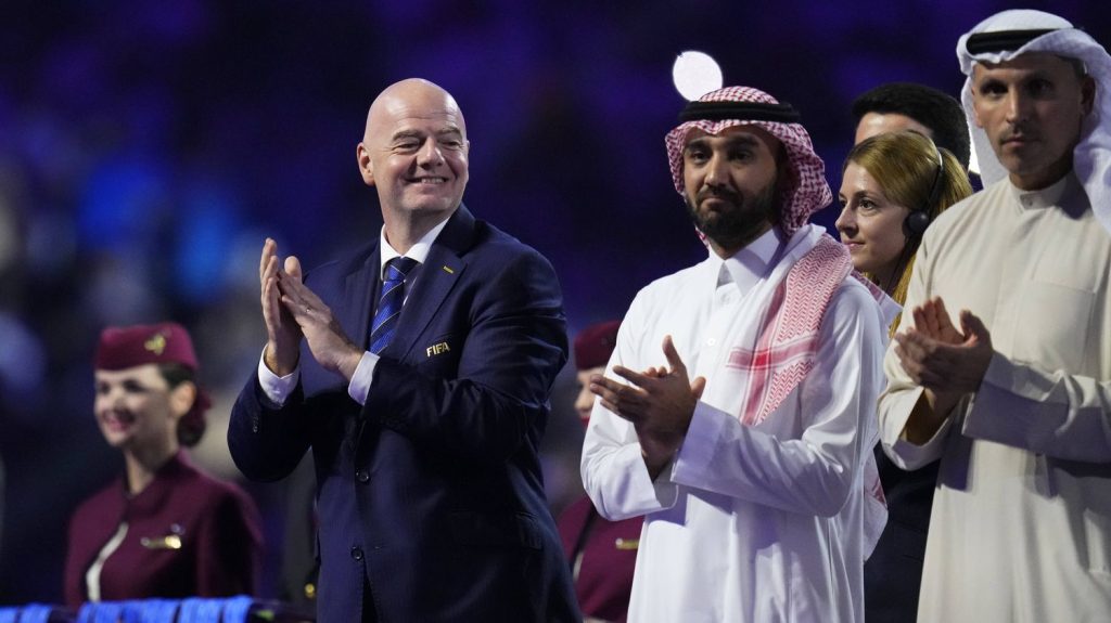 Foot : on vous explique pourquoi l'attribution du Mondial 2030 à six pays et celle de 2034 à l'Arabie saoudite fait polémique
L’organisation du Mondial de football en 2030 a été attribuée officiellement, mercredi, à l’Espagne, au Portugal et au Maroc, avec trois matchs en Amérique du sud, et celui de 2034 aura lieu en Arabie saoudite.