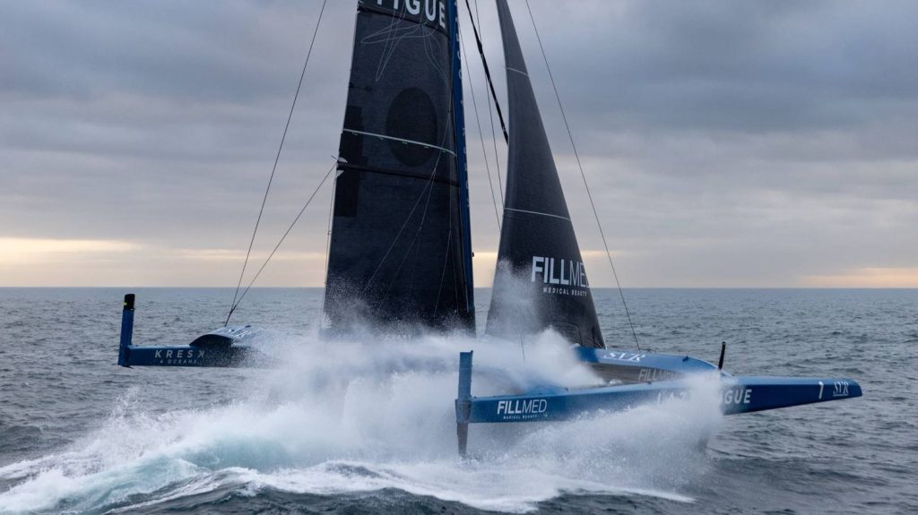 Trophée Jules-Verne : François Gabart et le SVR-Lazartigue victimes d'une avarie et contraints de faire demi-tour
Un peu moins de trois jours après son départ, le maxi trimaran a heurté un OANI, un objet ou animal non identifié, qui l'a contraint à faire demi-tour, dans la nuit de lundi à mardi.