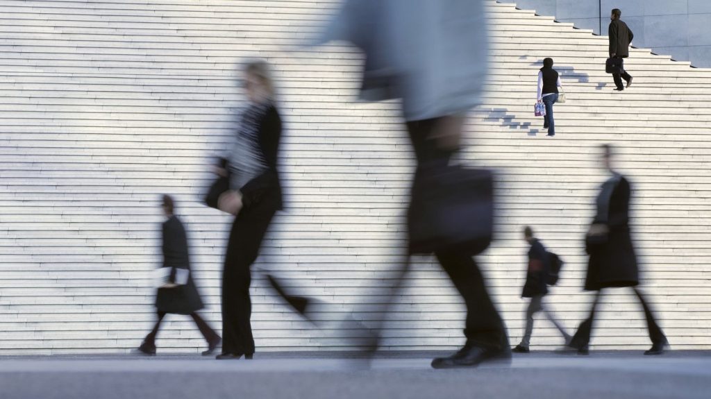 Rémunération, mobilité, flexibilité : qu’est-ce qui attend les cadres en 2025 ?
Instabilité politique, difficultés économiques, tensions géopolitiques, pour la deuxième année consécutive, le marché de l’emploi des cadres a été moins dynamique en 2024,