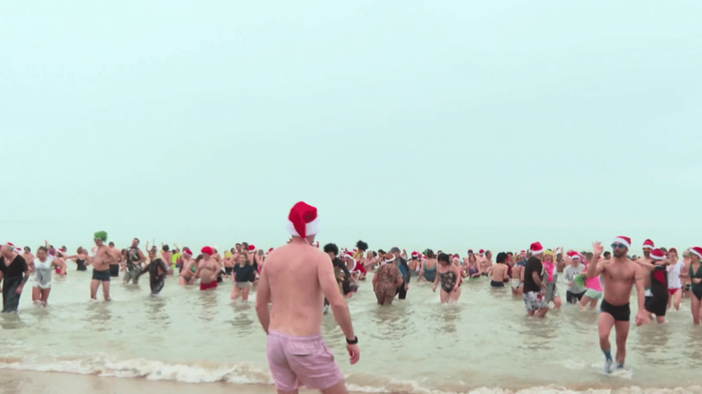 Charente-Maritime : 700 personnes se sont rassemblées pour un bain de Noël à 10 °C
2024 se termine dans la douceur. Ce qui rend les derniers bains de mer de l'année plutôt agréables. À Châtelaillon-Plage, 700 volontaires se sont jetés à l'eau parés de leurs plus beaux déguisements. L'eau était à 10 °C.