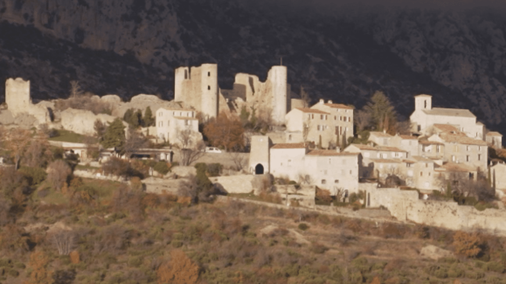 Tourisme : à la découverte de Bargème, le plus haut village du Var aux vestiges moyenâgeux
Niché à 1 097 mètres d'altitude, Bargème est le plus haut village du Var. Son histoire remonte à l'époque médiévale et il est classé parmi les plus beaux villages de France. De quoi charmer les touristes.