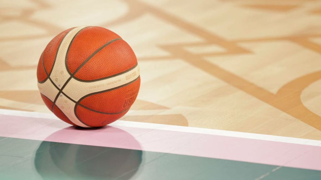 Jumpshot, le basket version bowling débarque aux États-Unis
Expérience typiquement américaine, Jumpshot propose, sur le modèle des bowlings et des Top Golf, d'affronter vos amis dans un concours de tir au panier. Entre jeux de lumière, écrans géants diffusants des matchs de sport, et menus bien garnis, les créateurs espèrent pouvoir développer le concept dès 2025.
