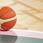 Jumpshot, le basket version bowling débarque aux États-Unis
Expérience typiquement américaine, Jumpshot propose, sur le modèle des bowlings et des Top Golf, d'affronter vos amis dans un concours de tir au panier. Entre jeux de lumière, écrans géants diffusants des matchs de sport, et menus bien garnis, les créateurs espèrent pouvoir développer le concept dès 2025.
