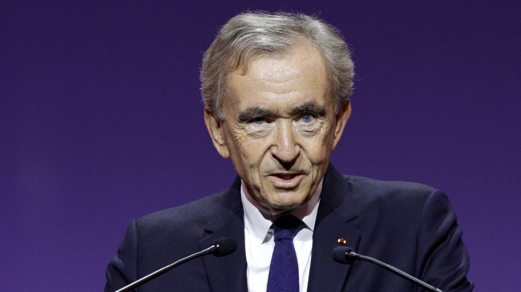 Le milliardaire Bernard Arnault élu membre de l'Académie des sciences morales et politiques
Le patron du groupe de luxe LVMH succède à Denis Kessler, emblématique figure du patronat, mort en juin 2023.