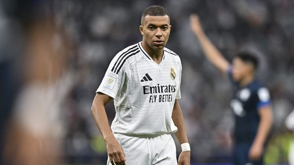 :
Infographies
Football : fantomatique en Bleu, fin d'année encourageante au Real... Quel bilan statistique pour Kylian Mbappé en 2024 ?
En 2024, la star tricolore a inscrit 39 buts, dont 14 avec le Real Madrid et seulement deux avec l'équipe de France.
