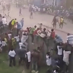 Guinée : bousculade mortelle lors d’un match de football
Au moins 56 personnes ont trouvé la mort dans un mouvement de foule à Nzérékoré, en Guinée, dimanche 1er décembre, au cours d’un match de football. Des supporters ont envahi l’aire de jeu.